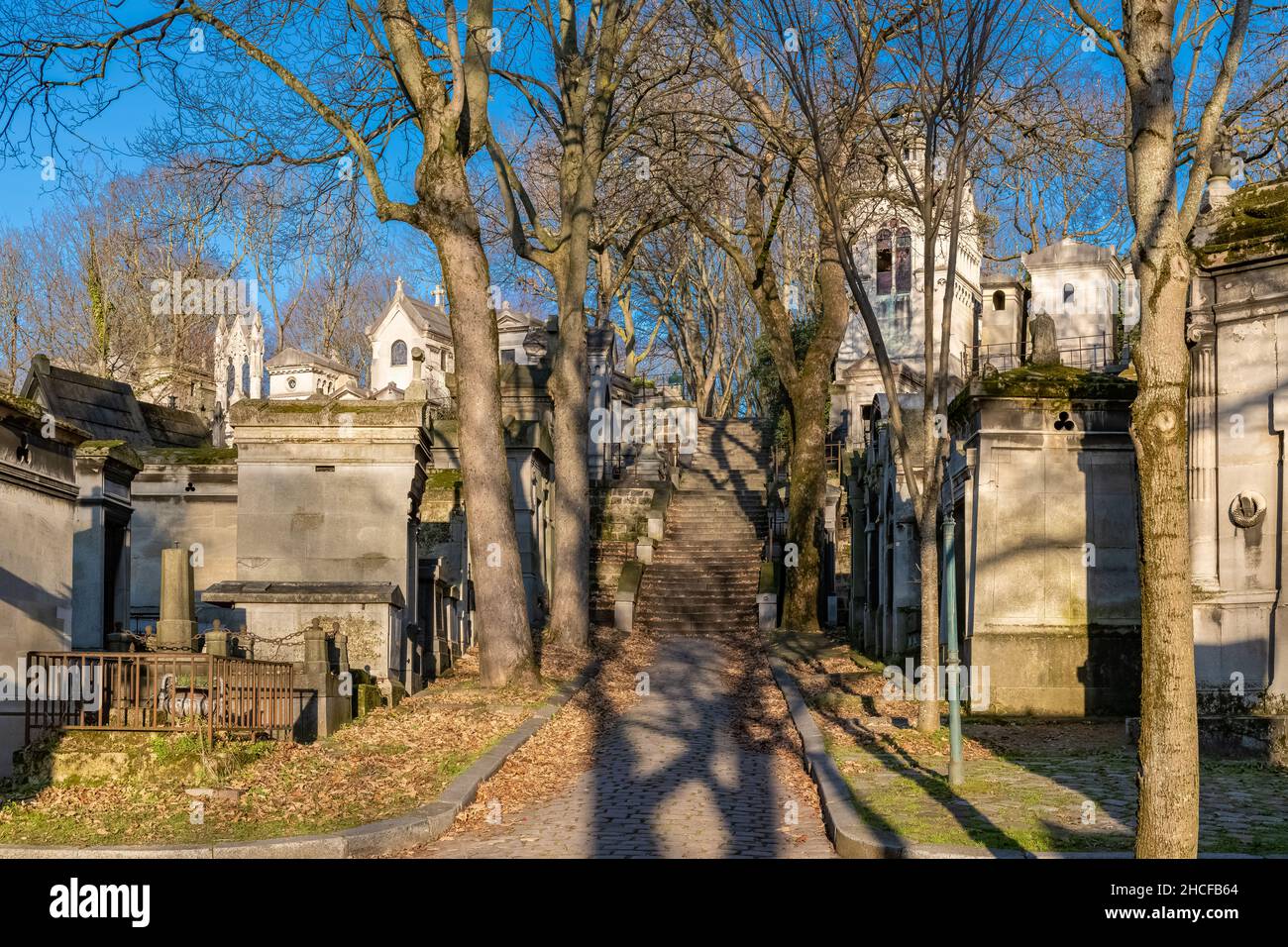 Parigi, il cimitero di Pere-Lachaise, vicolo lastricato con tombe in inverno Foto Stock