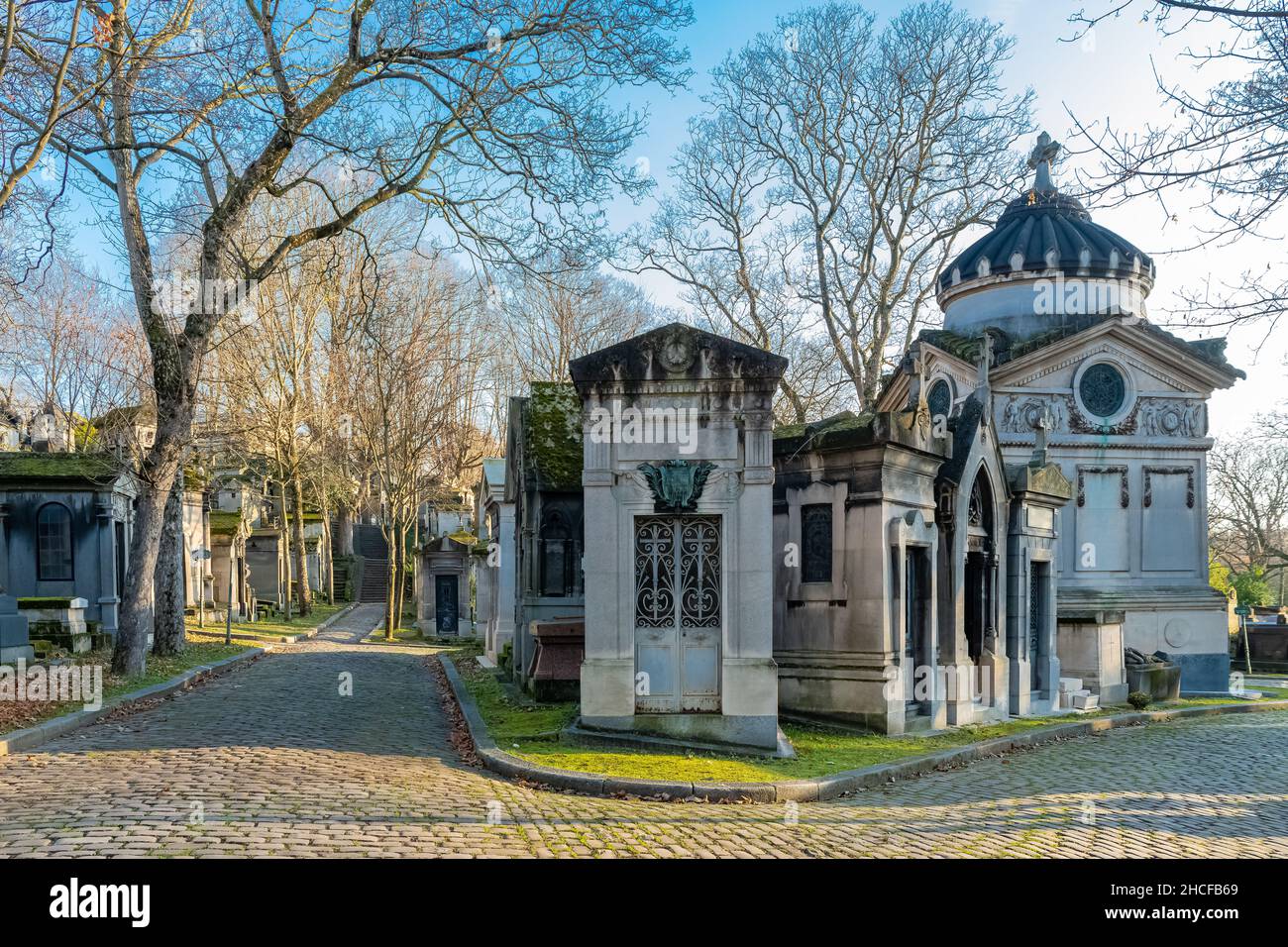 Parigi, il cimitero di Pere-Lachaise, vicolo lastricato con tombe in inverno Foto Stock