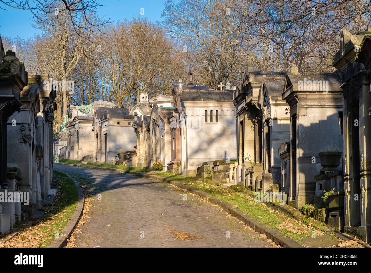 Parigi, il cimitero di Pere-Lachaise, vicolo lastricato con tombe in inverno Foto Stock
