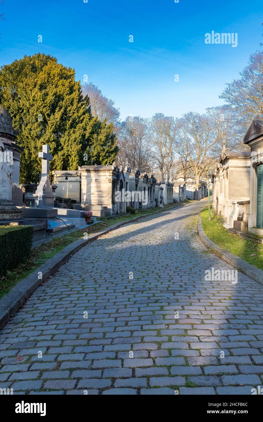 Parigi, il cimitero di Pere-Lachaise, vicolo lastricato con tombe in inverno Foto Stock