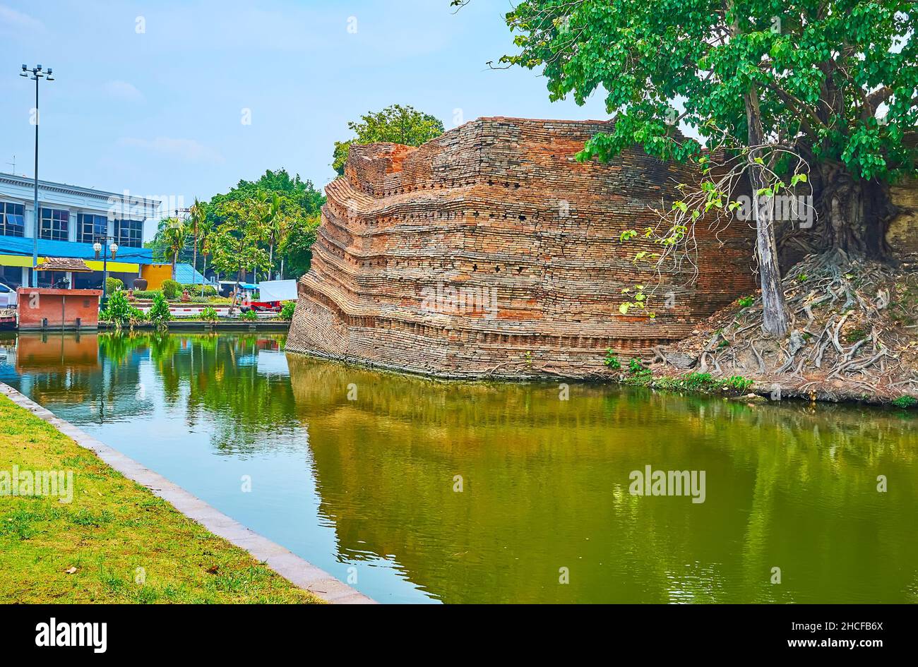 Le rovine in mattoni della torre medievale della Fortezza della Città Vecchia, riflettendo sulla superficie del canale Old City Moat, si Phum Corner, Chiang mai, Thailandia Foto Stock