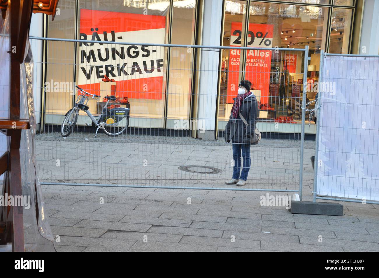 Passers-by dietro la recinzione alla Breitscheidplatz a Berlino, Germania - 20 dicembre 2021. Foto Stock