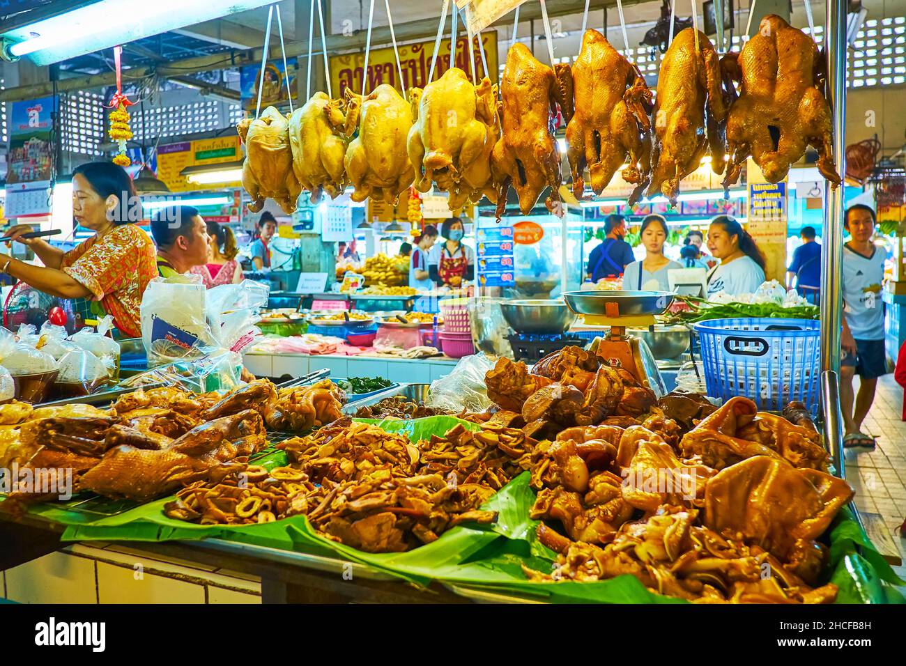 CHIANG mai, THAILANDIA - 4 MAGGIO 2019: Il mercato del Tanin offre gustosi pollo arrosto, anatra, orecchie di maiale e altri gustosi piatti locali di carne e pollame, Foto Stock