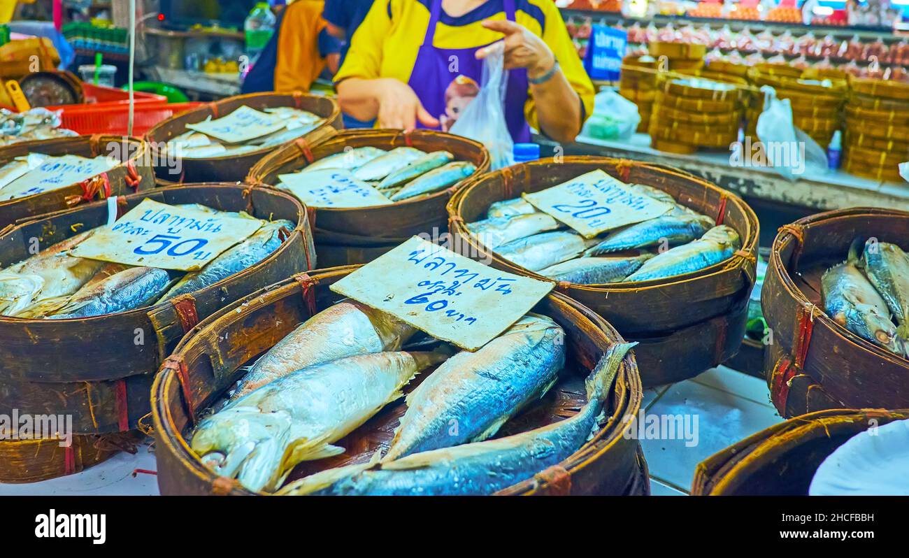 Il bancone della stalla di pesce è ocuped con sgombro in cestini di bambù, Chiang mai, Thailandia Foto Stock