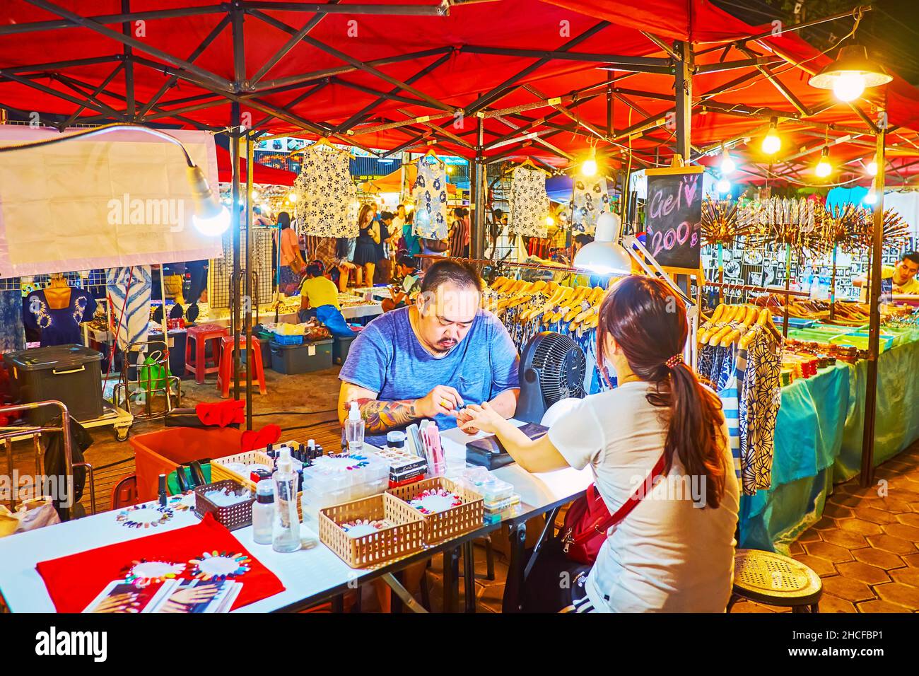 CHIANG mai, THAILANDIA - 4 MAGGIO 2019: Il salone delle unghie all'aperto tra le bancarelle del mercato notturno di Saturaday, il 4 maggio a Chiang mai Foto Stock