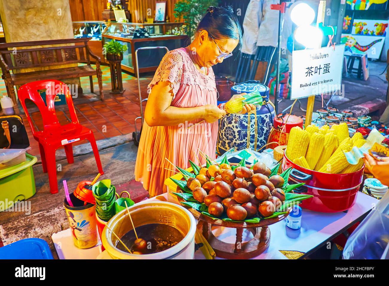 CHIANG mai, THAILANDIA - 4 MAGGIO 2019: La stalla nel mercato notturno di Sabato in strada a piedi Wualai con mais bollito e uova bollite in foglie di tè, il mese di maggio Foto Stock