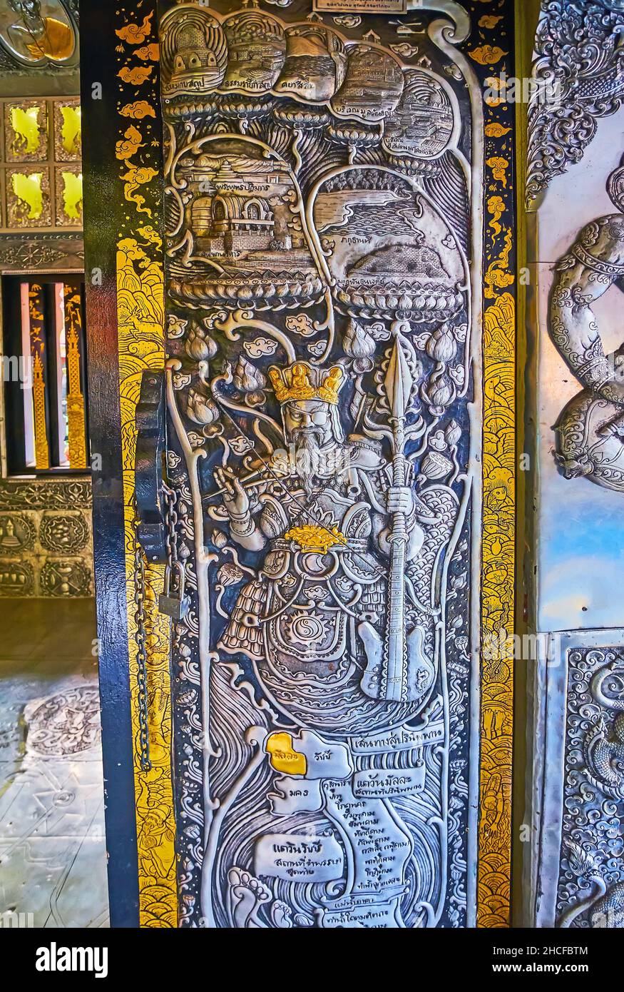 La porta ornata dell'Ubosot del Tempio d'Argento con pannelli inseguiti e motivi dorati, Chiang mai, Thailandia Foto Stock