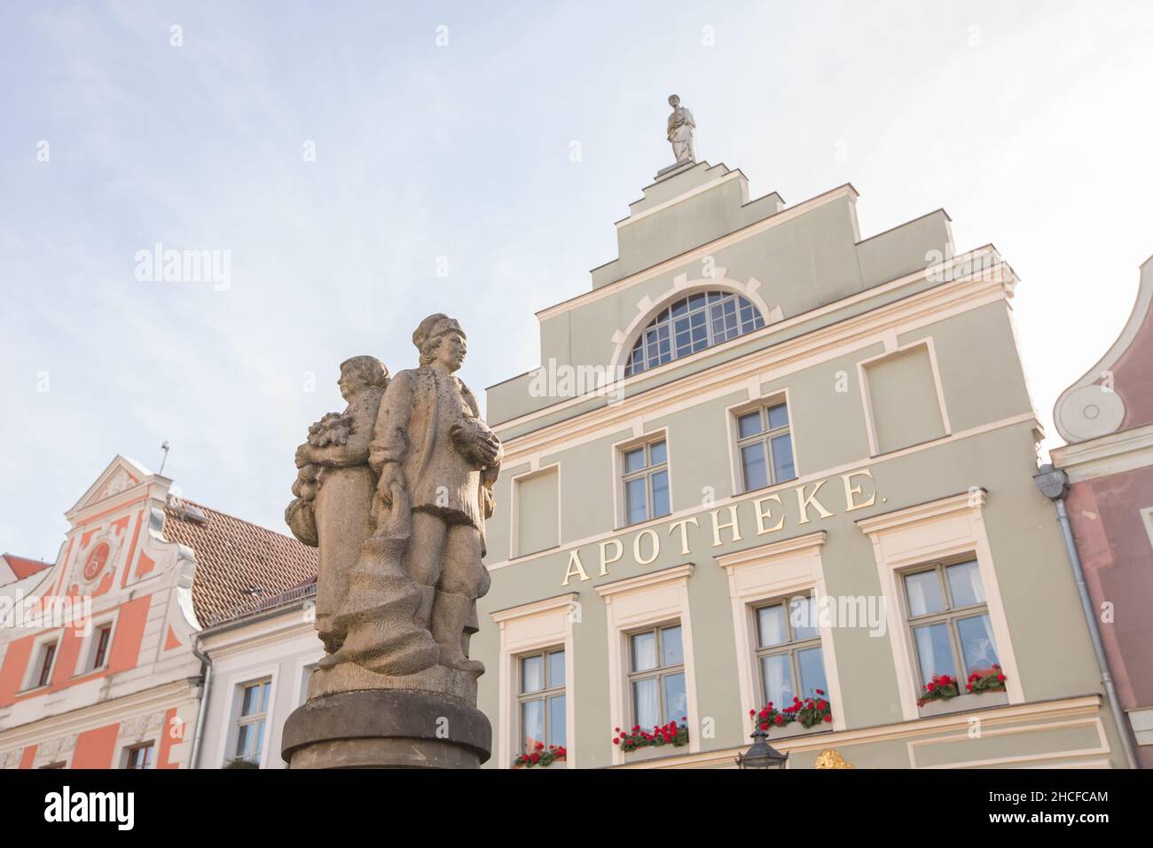 Cottbus Germania : Fontana del mercato o fontana del mercato e edifici barocchi intorno al vecchio mercato, o Altmarkt, e farmacia, o apotheke Foto Stock