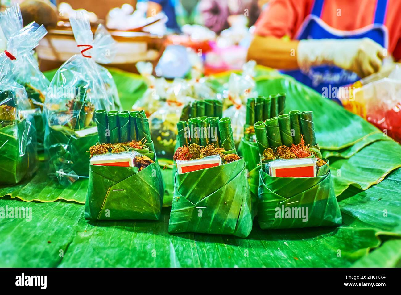 Il set per fumatori - una scatola e sigari di cheroot fatti a mano di foglie di banana con una scatola di partite, Gate Market, Chiang mai, Thailandia Foto Stock