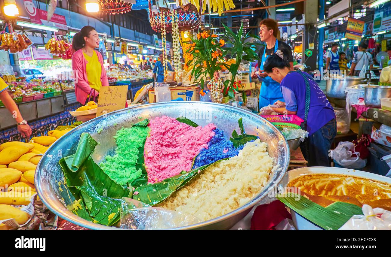 CHIANG mai, THAILANDIA - 4 MAGGIO 2019: La bancarella del mercato Farmers Gate vende ingredienti per il riso appiccicoso di mango dessert tailandese - riso colorato, mango freschi Foto Stock