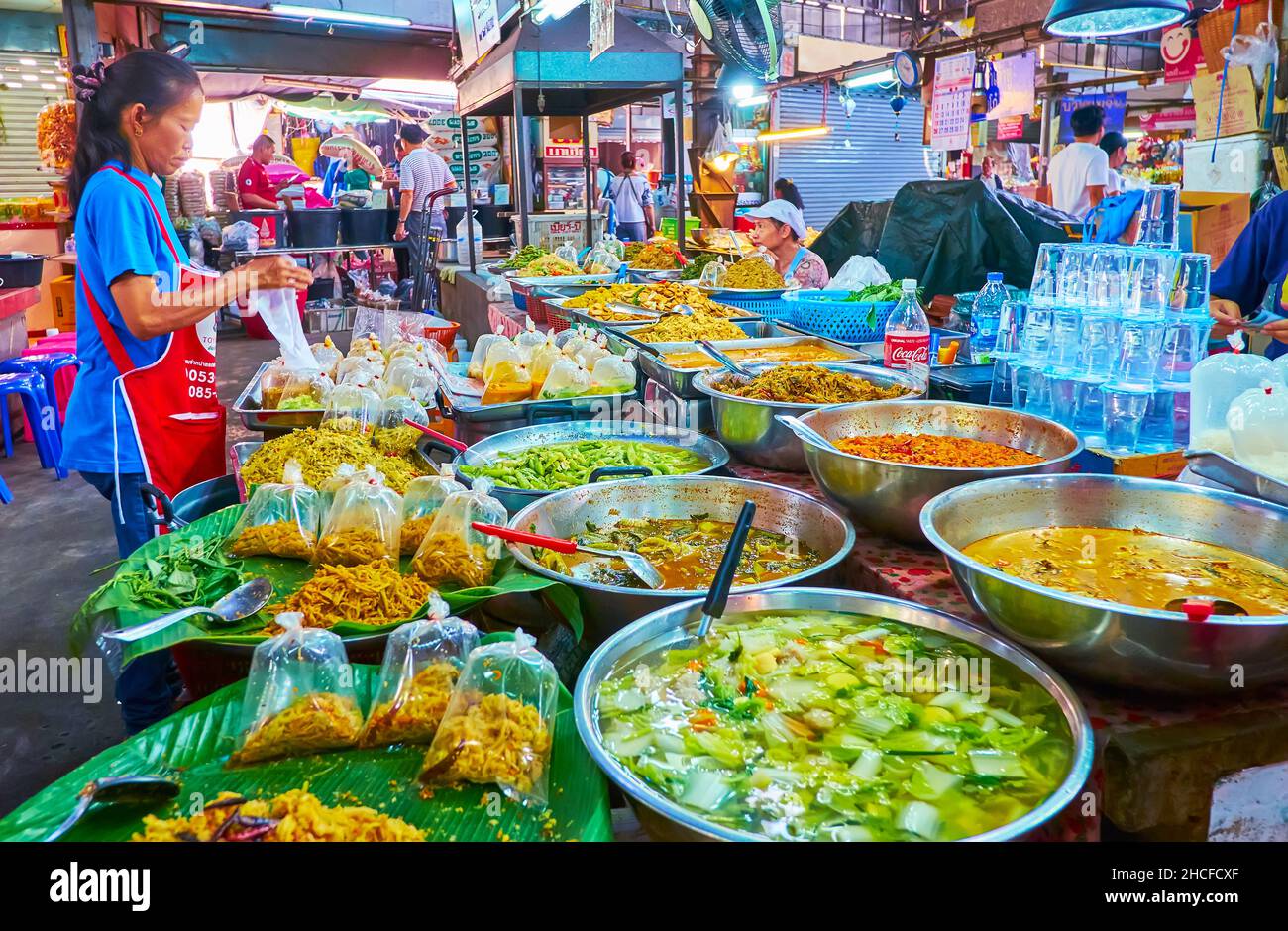 CHIANG mai, THAILANDIA - 4 MAGGIO 2019: Le bancarelle del mercato Gate offrono una vasta gamma di cibi locali - verdure stufate, zuppe e tagliatelle da asporto, il mese di maggio Foto Stock