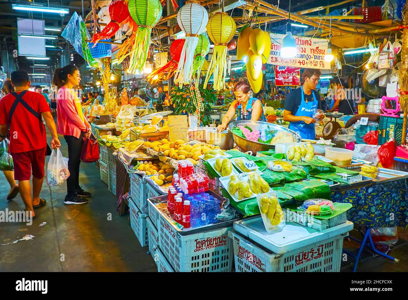 CHIANG mai, THAILANDIA - 4 MAGGIO 2019: La bancarella del mercato porta con frutta e ingredienti di riso appiccicoso mango è decorata con lanterne Lanna colorate, Foto Stock