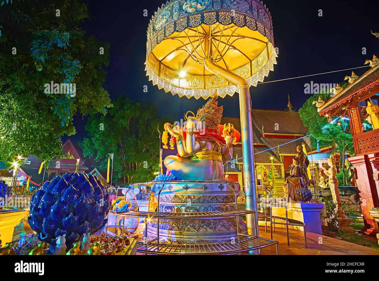 L'altare ornato d'argento con la statua di Ganesha sotto l'ombrello chatra, situato nel Tempio d'Argento (Wat Sri Suphan), Chiang mai, Thailandia Foto Stock