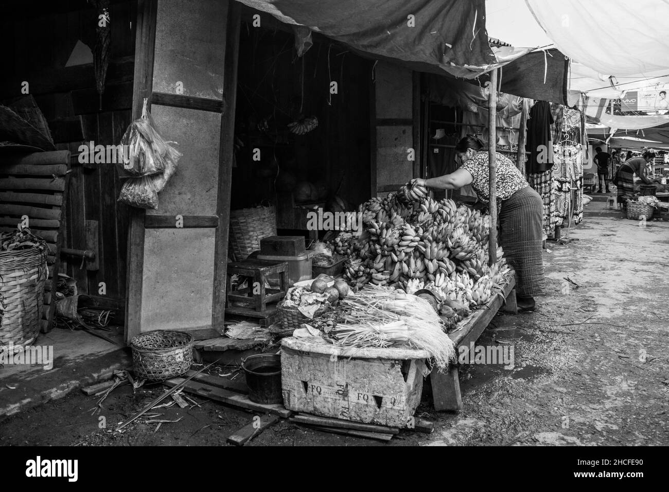 Una bancarella di frutta fresca e di cibo vegetale, nel mercato Nyaung shwe, vicino al lago Inle, Myanmar Foto Stock