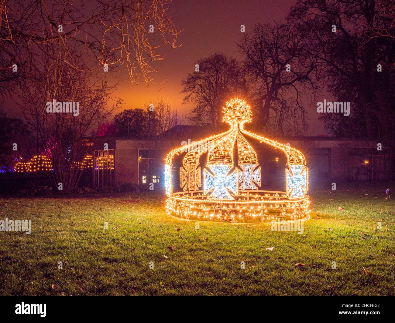 Corona King illuminata durante la notte Foto Stock