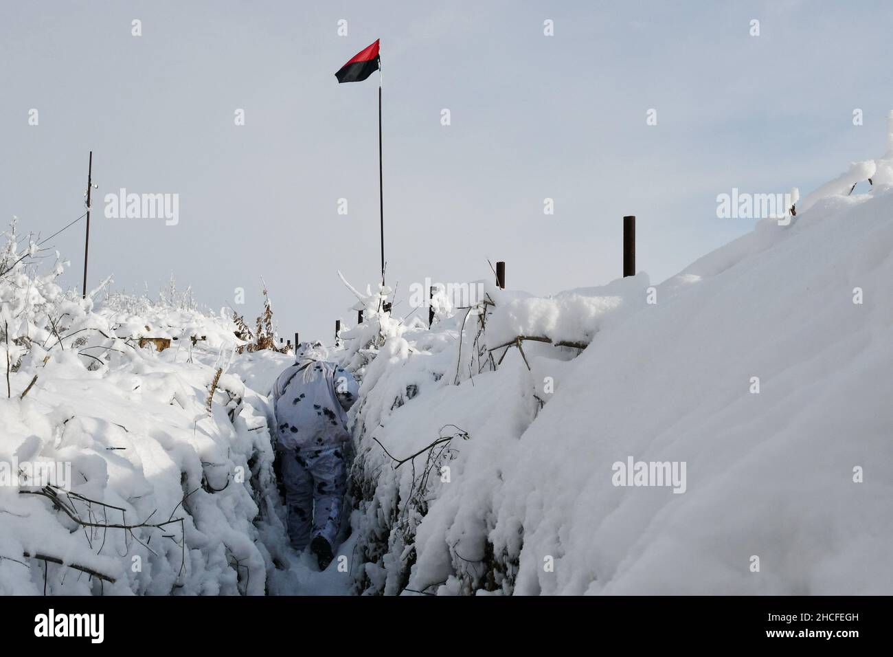 Verkhnotoretske, Ucraina. 27th Dic 2021. Soldati ucraini dell'esercito che si muovono lungo la trincea nel villaggio di Verkhnotoretske, situato in prima linea tra le posizioni dell'Ucraina e degli eserciti DPR. Diplomatici russi parteciperanno ai colloqui con gli Stati Uniti nel gennaio 2022 su una lista di garanzie di sicurezza che Mosca vuole da Washington in mezzo a una tensione costante tra La coppia sull'Ucraina. Il vice ministro russo della difesa nel dicembre 2021 ha avvertito gli ambasciatori stranieri di un "alto rischio” di conflitto tra il paese e la vicina Ucraina. Credit: SOPA Images Limited/Alamy Live News Foto Stock