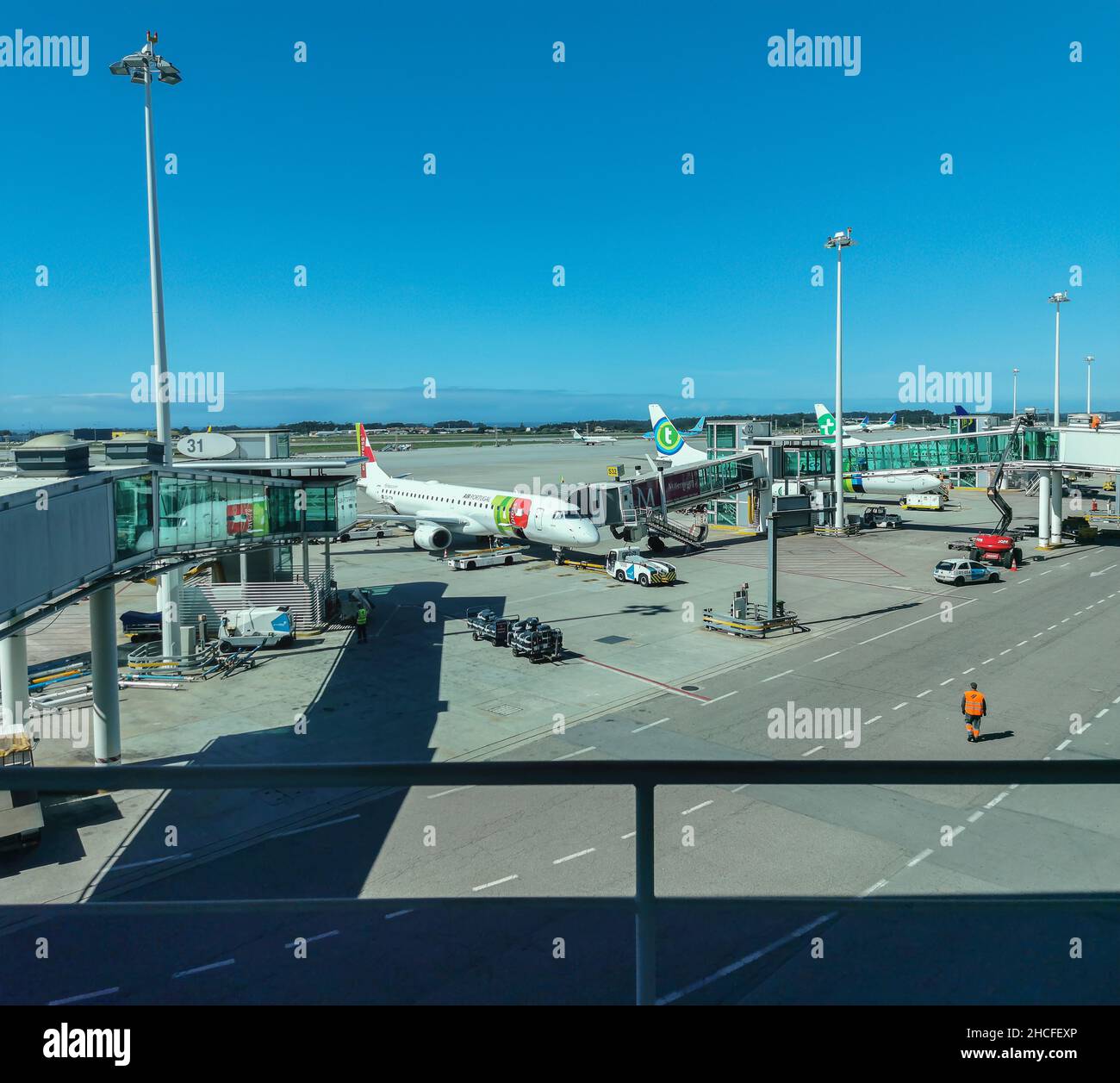 Porto Portugal 09 19 2021: Vista esterna della pista, dell'ascensore e della manutenzione degli aeromobili dell'aeroporto di Porto con aerei e cargo Foto Stock