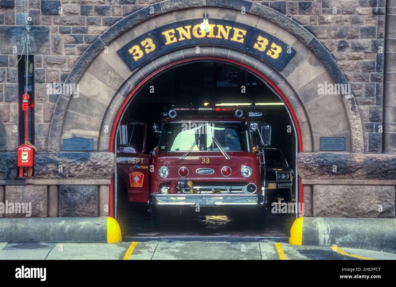 1990 immagine di archivio della storica casa dei fuochi d'artificio Engine 33 su Boylston Street nella zona di Back Bay di Boston, Massachusetts. Foto Stock