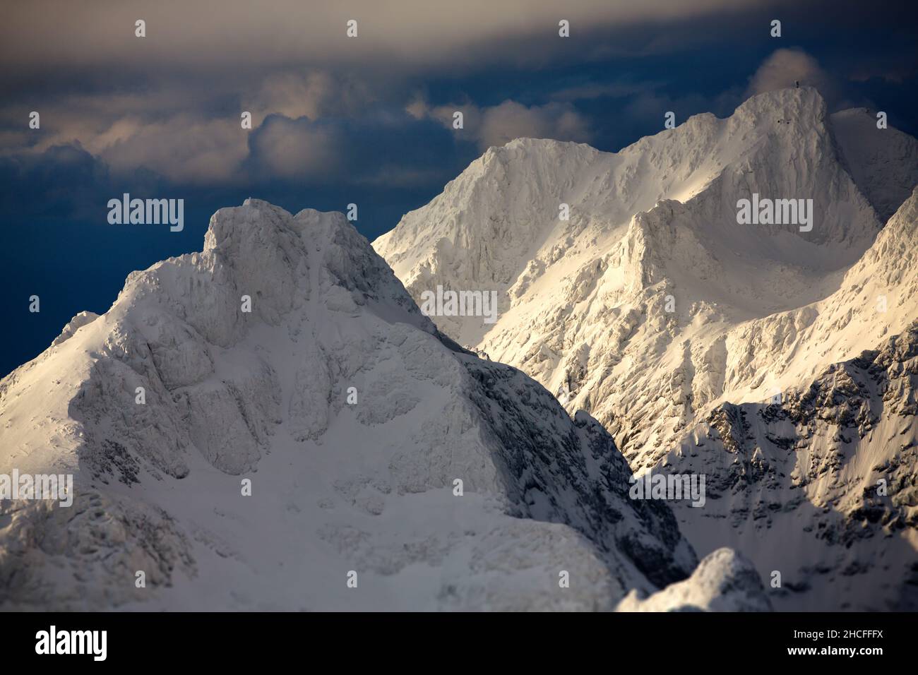 Bellissimo scatto di vette innevate a Lofotens, Norvegia Foto Stock