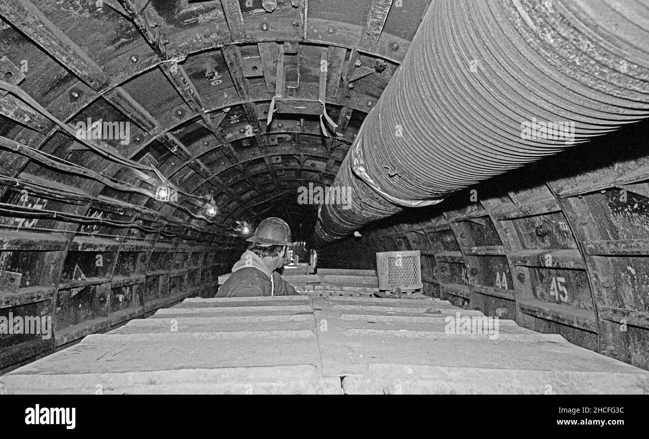 Lavoratore in elmetto che lavora su tunnel per il trasporto pubblico ferroviario sotterraneo a San Francisco, California, 1981 Foto Stock