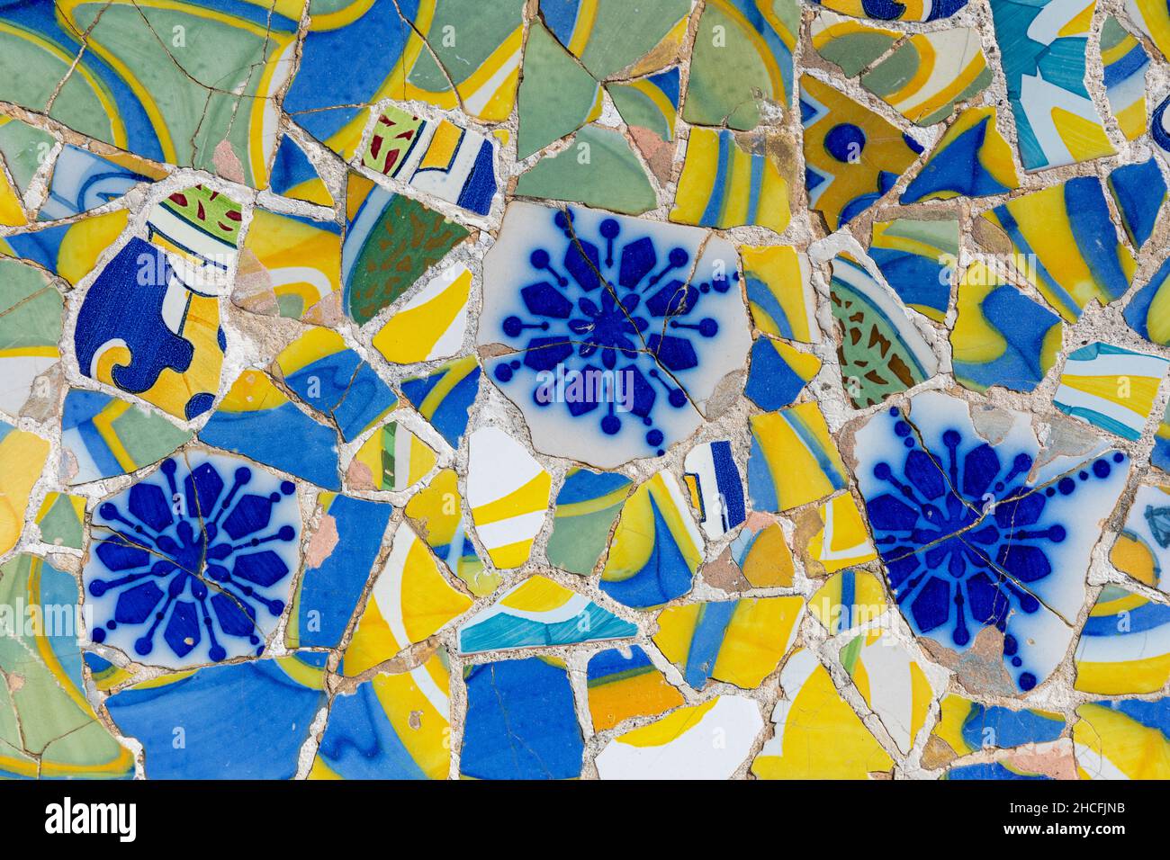 Gaudi mosaico colorato ed emblematico sulla terrazza principale del Parco Guell, Barcellona Foto Stock