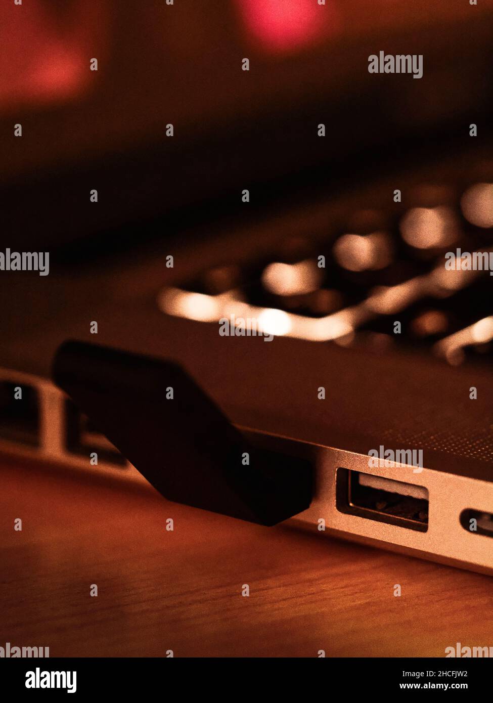 Primo piano del dongle USB collegato al computer portatile Foto Stock