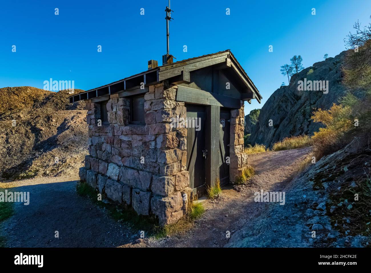 Bagno in stile rustico al National Park in cima al Scout Peak lungo l'High Peaks Trail, costruito dal Civilian Conservation Corps nel Pinnacles National Park, Calif Foto Stock