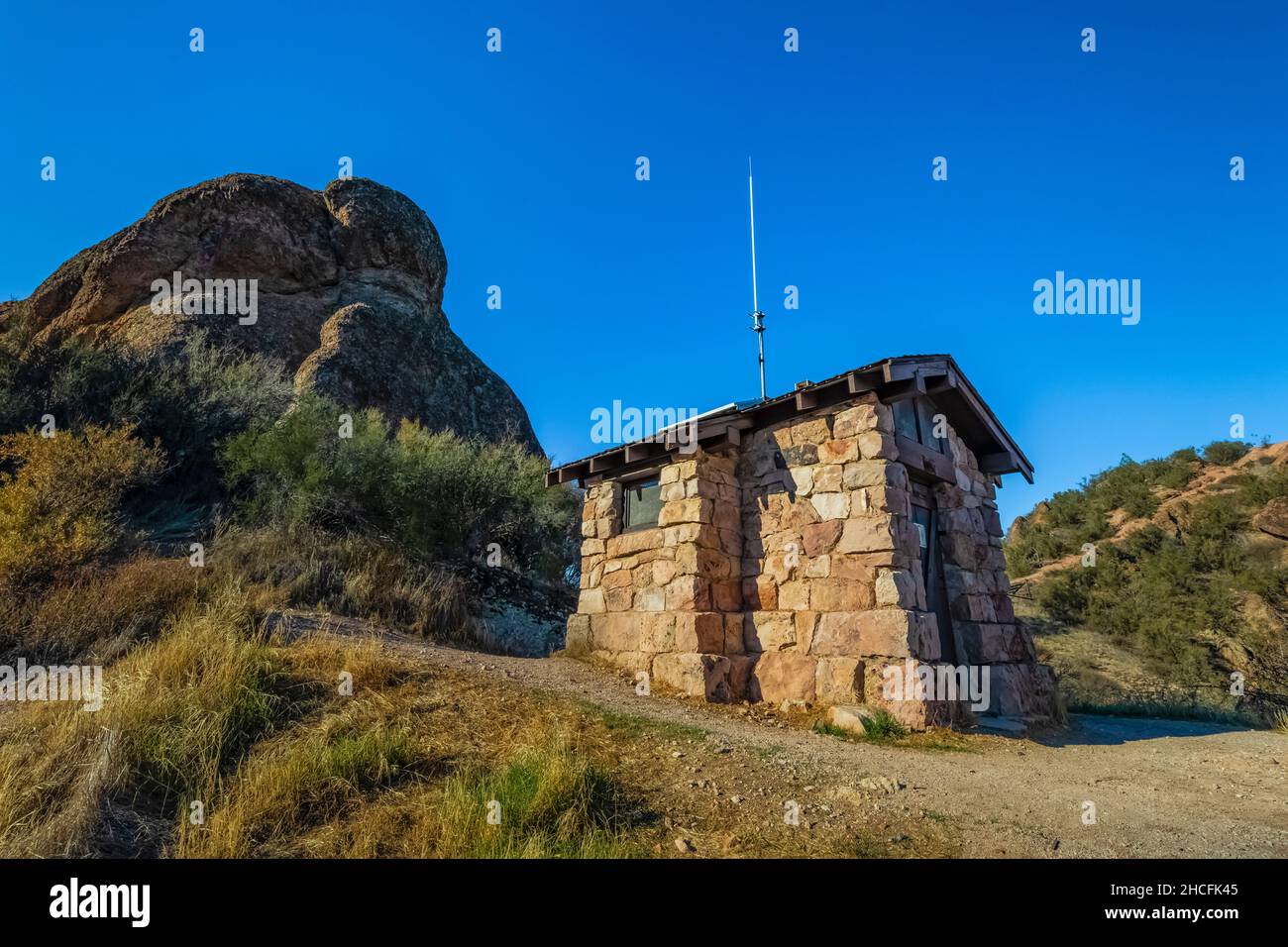 Bagno in stile rustico al National Park in cima al Scout Peak lungo l'High Peaks Trail, costruito dal Civilian Conservation Corps nel Pinnacles National Park, Calif Foto Stock