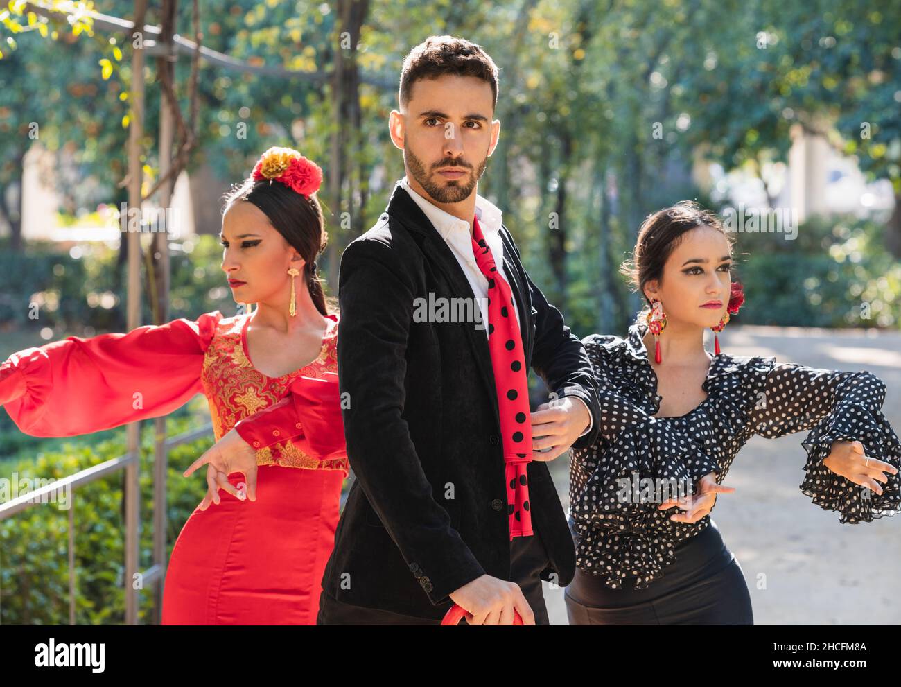 Tre persone in flamenco abito tradizionale ballare flamenco all'aperto Foto Stock