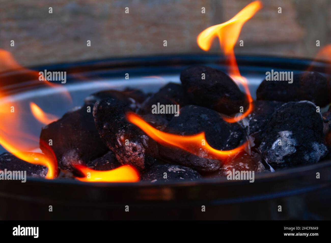Carboni barbecue che bruciano su un barbecue Foto Stock