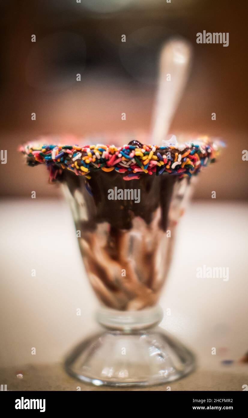 Shot verticale di un bicchiere di gelato con spruzzi sul bordo in un country club nel New Jersey Foto Stock