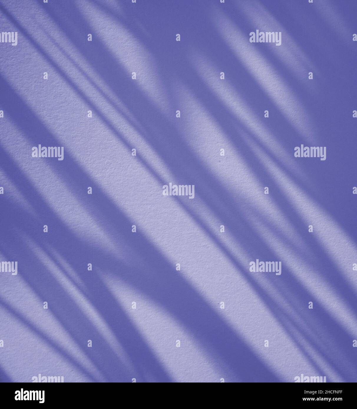 Ombra naturale overlay pulito sfondo minimo con colore dell'anno 2022, molto peri, perivinkle blu tonalità. Per il vostro display, disposizione piatta, presentazione, Foto Stock