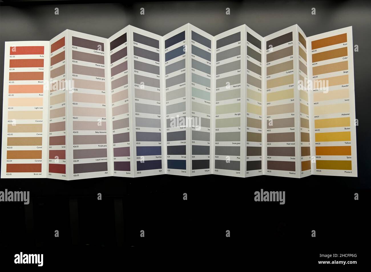 Scheda della tavolozza dei colori pieghevole isolata su sfondo nero Foto Stock