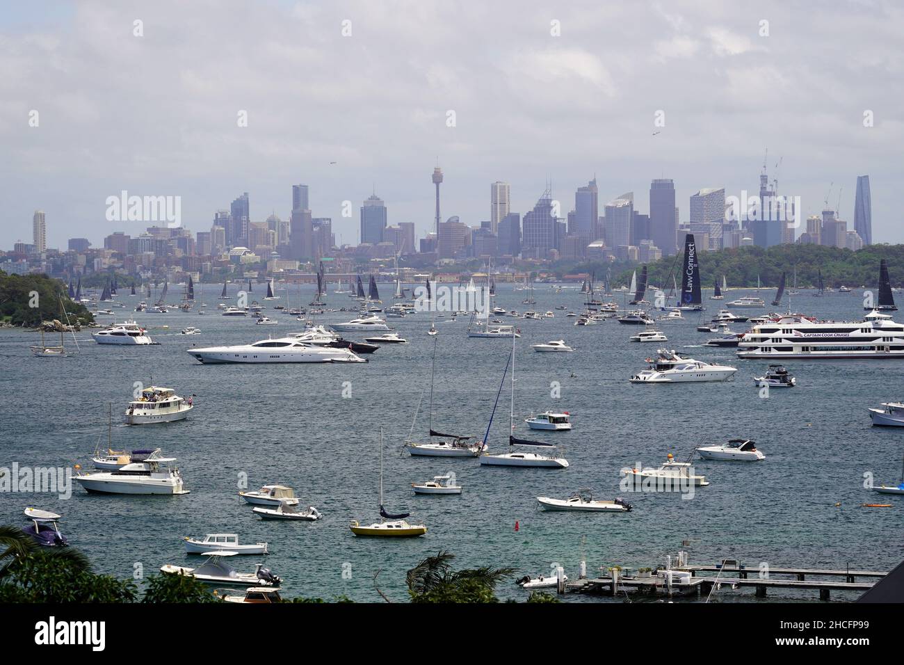 Yacht e Spectator Craft sul porto di Sydney prima dell'inizio della gara di yacht da Sydney a Hobart Foto Stock