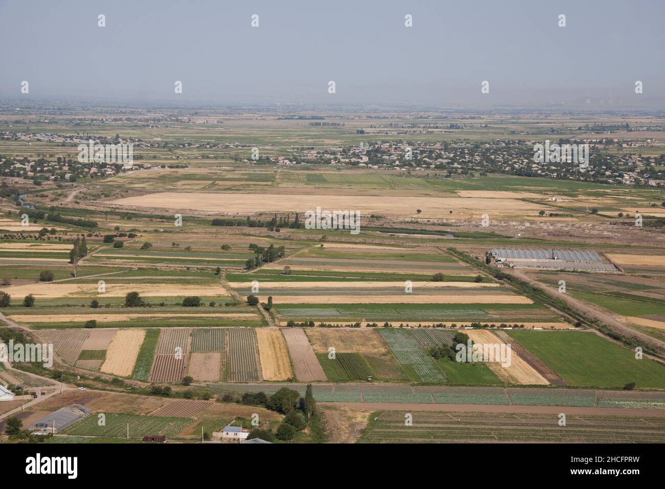 Una vista aerea dei campi agricoli in una mattinata di nebbia Foto Stock