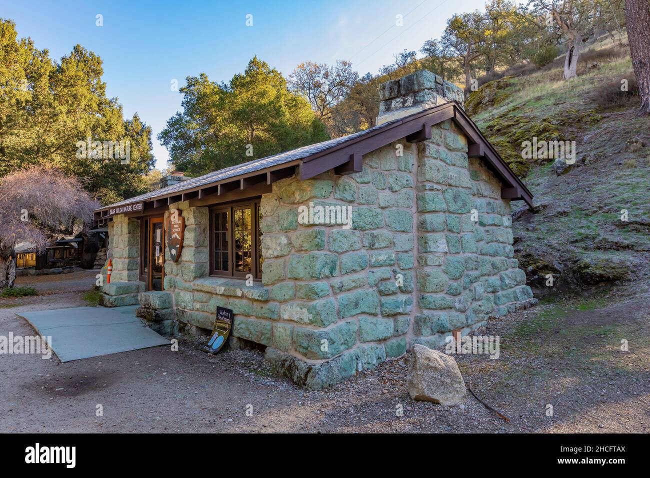 Edificio in stile rustico del Parco Nazionale con pietra verde, ora utilizzato come centro naturale, costruito dal corpo di conservazione civile nel Parco Nazionale dei Pinnacoli Foto Stock