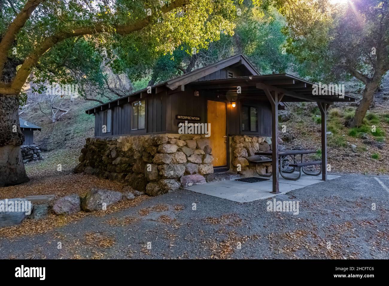 Gli uffici del personale di interpretariato ed educazione in un edificio rustico del Parco Nazionale costruito dal corpo civile di conservazione in Pinnacles National Par Foto Stock