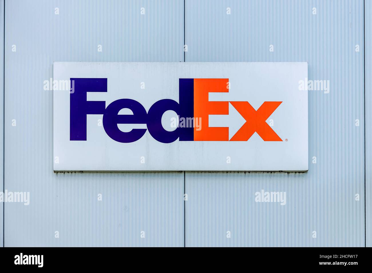 GIESSEN, GERMANIA - 2021 04 09: Un cartello Fed ex Logo su una facciata a GIESSEN. Foto Stock