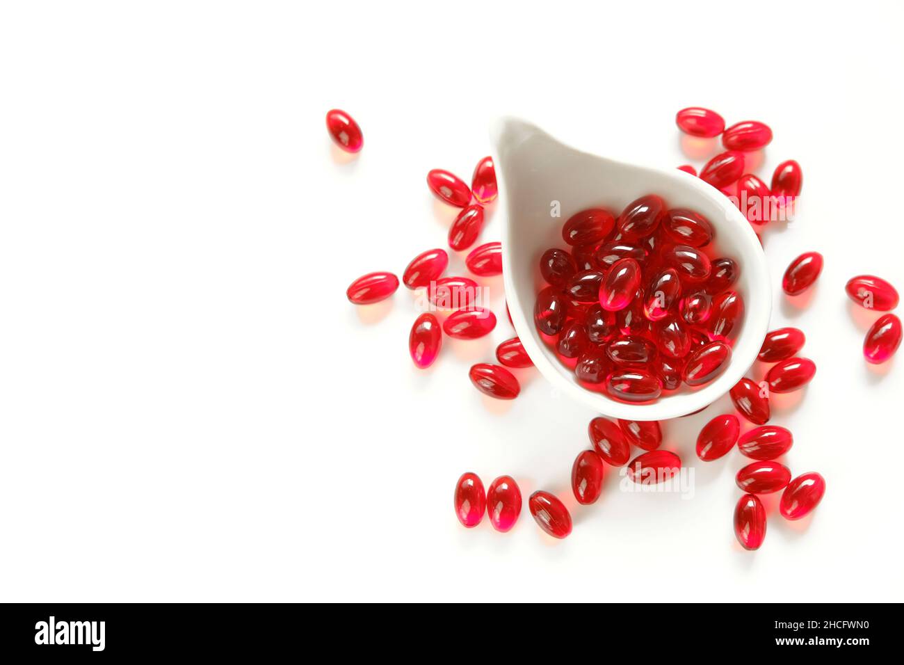 Krill olio gelatina capsule in tazza bianca su sfondo bianco.omega acidi grassi.sano mangiare e integratori alimentari Foto Stock