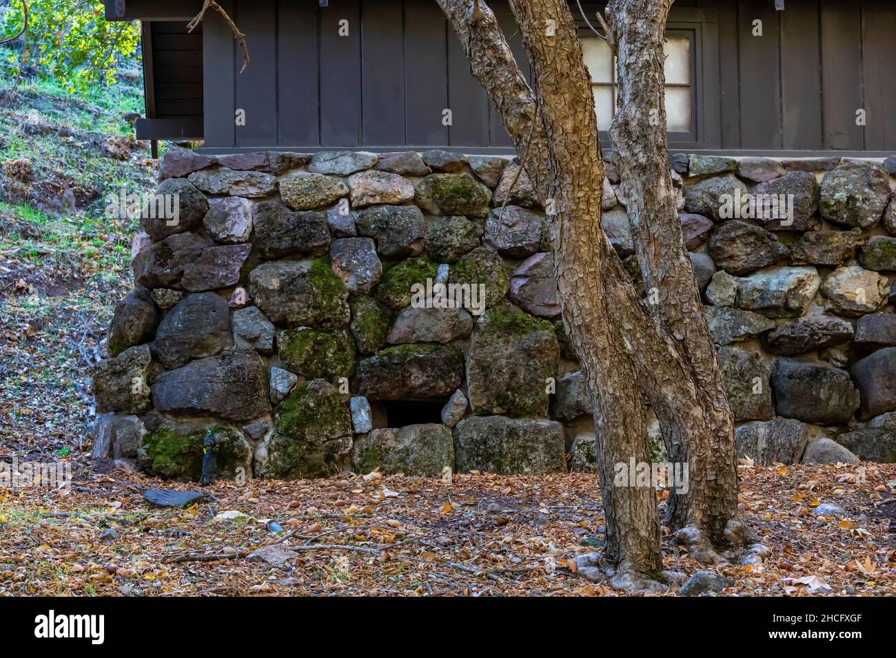Fondazione in pietra per aiutare il raffreddamento di un parco nazionale rustico edificio costruito a Bear Gulch dal corpo civile di conservazione in Pinnacles National Foto Stock