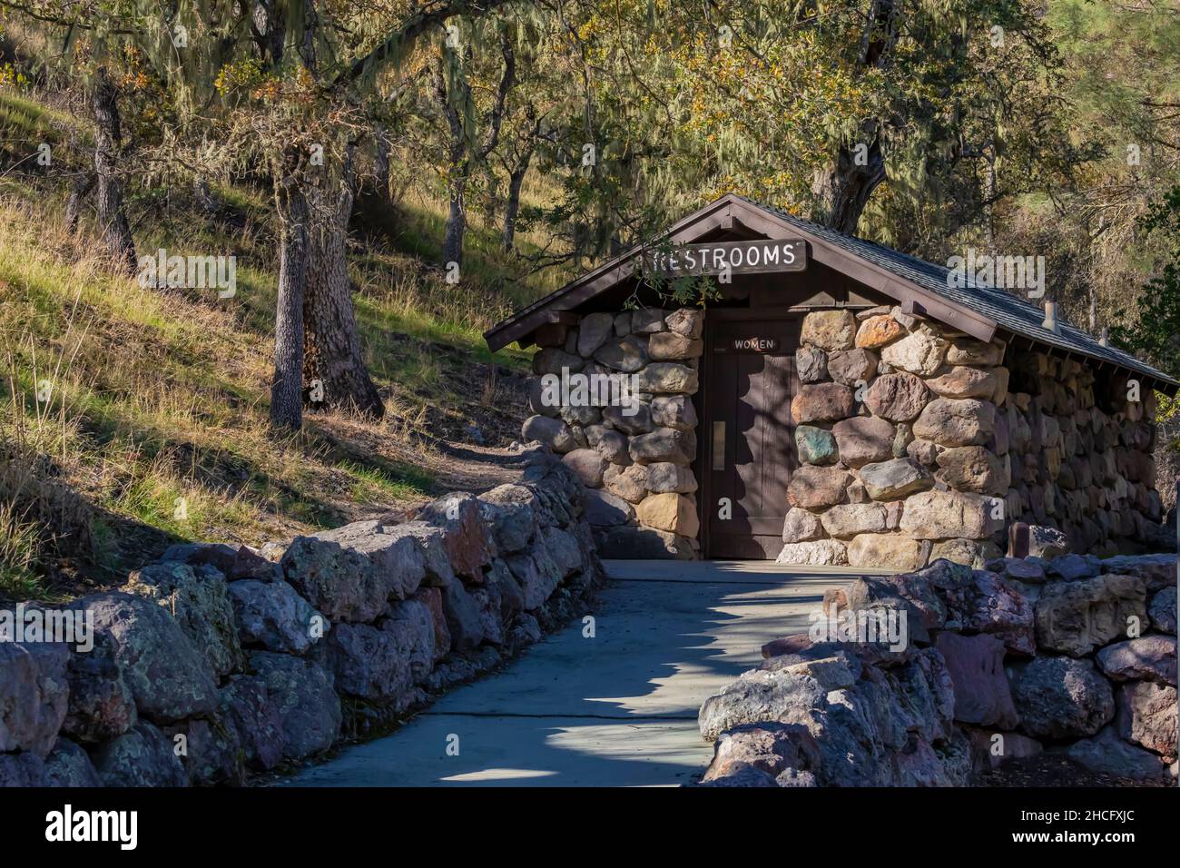 National Park edificio rustico in stile toilette costruito dal Civilian Conservation Corps nel Pinnacles National Park, California, USA Foto Stock