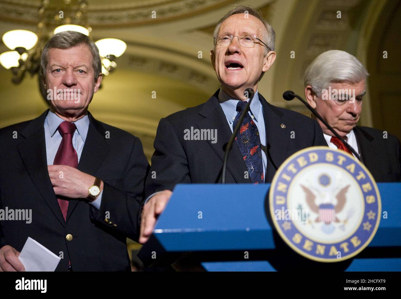 C Washington, Stati Uniti. 24th Dic 2009. Il senatore DC C Max Baucus (D-MT), a sinistra, il leader della maggioranza del Senato Harry Reid (D-NV), al centro, e il senatore Chris Dodd (D-CT), a destra, parlano con la stampa dopo il passaggio del disegno di legge sulla revisione sanitaria. Photo Credit: Kristoffer Tripplaar/ Credit: Sipa USA/Alamy Live News Foto Stock