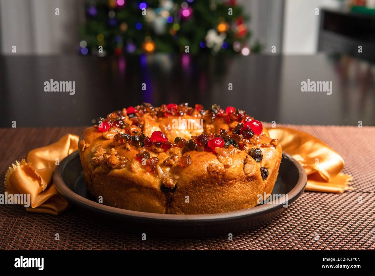 Primo piano dei re torta di fronte ad un albero, natale fuori fuoco, Rosca de reyes Foto Stock