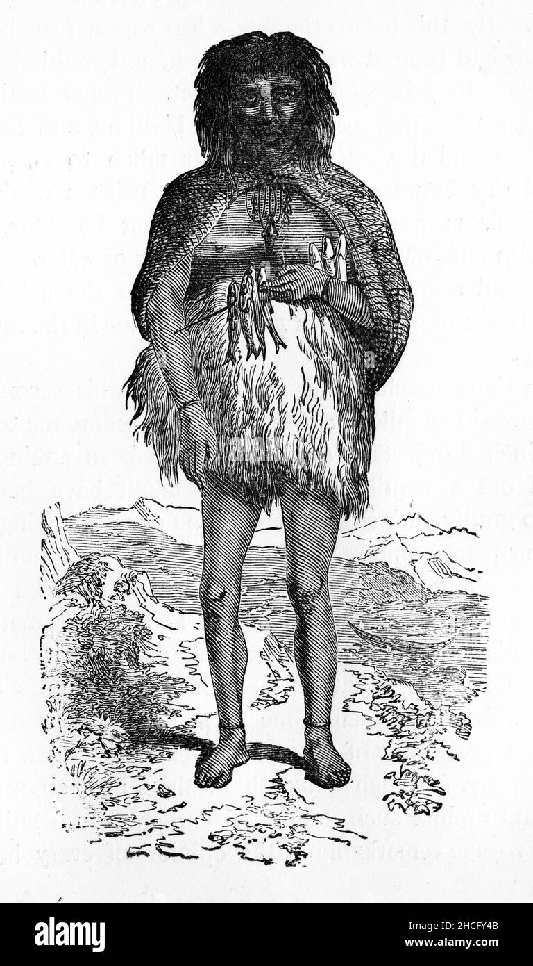 Un nativo di Tierro del Fuego con la sua cattura di pesce, abbozzato durante una delle spedizioni di esplorazione di Cook alla fine del 1700s, pubblicato circa 1900 Foto Stock