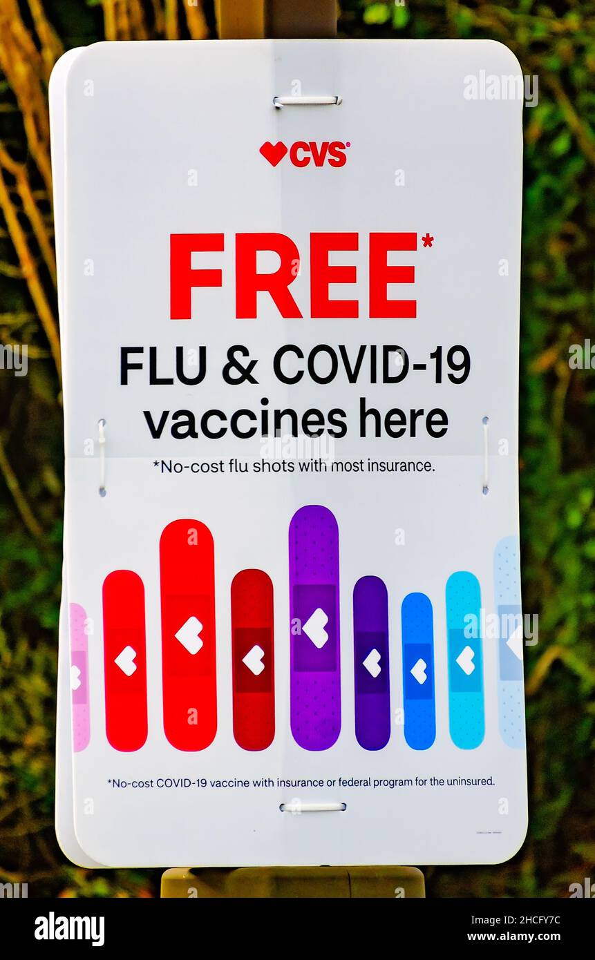 Un segno annuncia i colpi di flu ed i vaccini di COVID-19 alla farmacia di CVS, 27 dicembre 2021, a Bayou la Batre, Alabama. Foto Stock