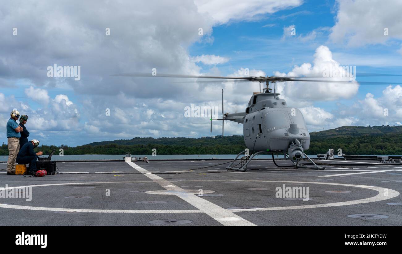 211222-N-FA490-2149 APRA HARBOUR, Guam (dic. 22, 2021) i marinai attaccati al Sea Combat Squadron (HSC) 23, assegnati alla nave da combattimento litoranea variante Independence USS Jackson (LCS 6) e i tecnici Naval Engineering Technology (NET) eseguono turni a terra su un MQ-8C Fire Scout sul ponte di volo di Jackson. HSC-23 e Jackson, parte di Destroyer Squadron (DESRON) 7, sono in fase di implementazione rotazionale nell'area operativa della flotta USA 7th per migliorare l'interoperabilità con i partner e fungere da forza di risposta pronta a supporto di una regione indopacifica libera e aperta. (STATI UNITI Foto Navy di ma Foto Stock