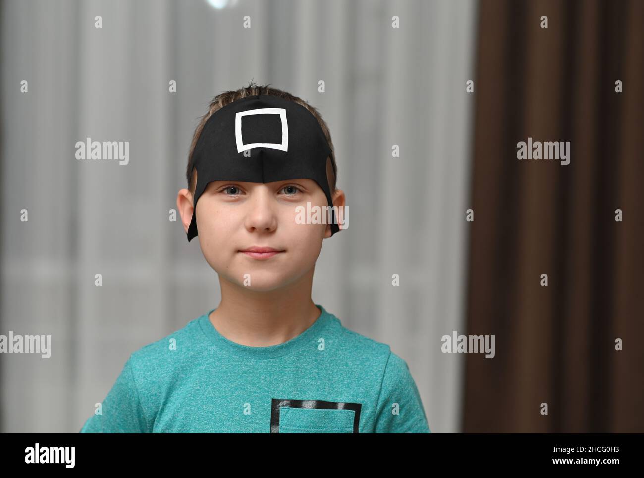 maschera nera con un quadrato bianco sul ragazzo è la testa. Foto Stock