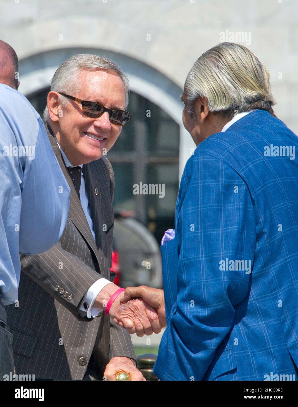 Senato degli Stati Uniti di leader della minoranza Harry Reid (Democratico del Nevada) stringe la mano con il rappresentante statunitense Charles Rangel (Democratico di New York) prima di entrare a far parte di altri organi democratici della Camera dei Rappresentanti e del Senato americano assemblare in Oriente passi del Campidoglio degli Stati Uniti per chiamare sulla leadership repubblicana in entrambi gli organi legislativi per la pianificazione di voti sui finanziamenti per la lotta contro il virus di Zika, di vietare ai cittadini sul federal 'n' Fly elenco dall'acquisto di armi e di effettuare audizioni e programmare la votazione sulla conferma del giudice Merrick Garland come associare la giustizia di noi Sup Foto Stock