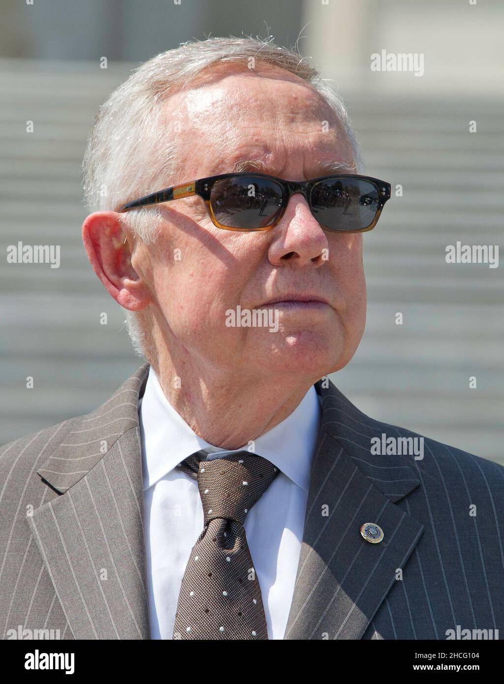 Senato degli Stati Uniti di leader della minoranza Harry Reid (Democratico del Nevada) attende l'arrivo del processo democratico di membri della Camera dei Rappresentanti e del Senato americano per assemblare in Oriente passi del Campidoglio degli Stati Uniti per chiamare sulla leadership repubblicana in entrambi gli organi legislativi per la pianificazione di voti sui finanziamenti per la lotta contro il virus di Zika, di vietare ai cittadini sul federal 'n' Fly elenco dall'acquisto di armi e di effettuare audizioni e programmare la votazione sulla conferma del giudice Merrick Garland come associare la giustizia della Corte suprema degli Stati Uniti in Washington, DC il giovedì, 8 settembre 2016. Credito: Ron Foto Stock