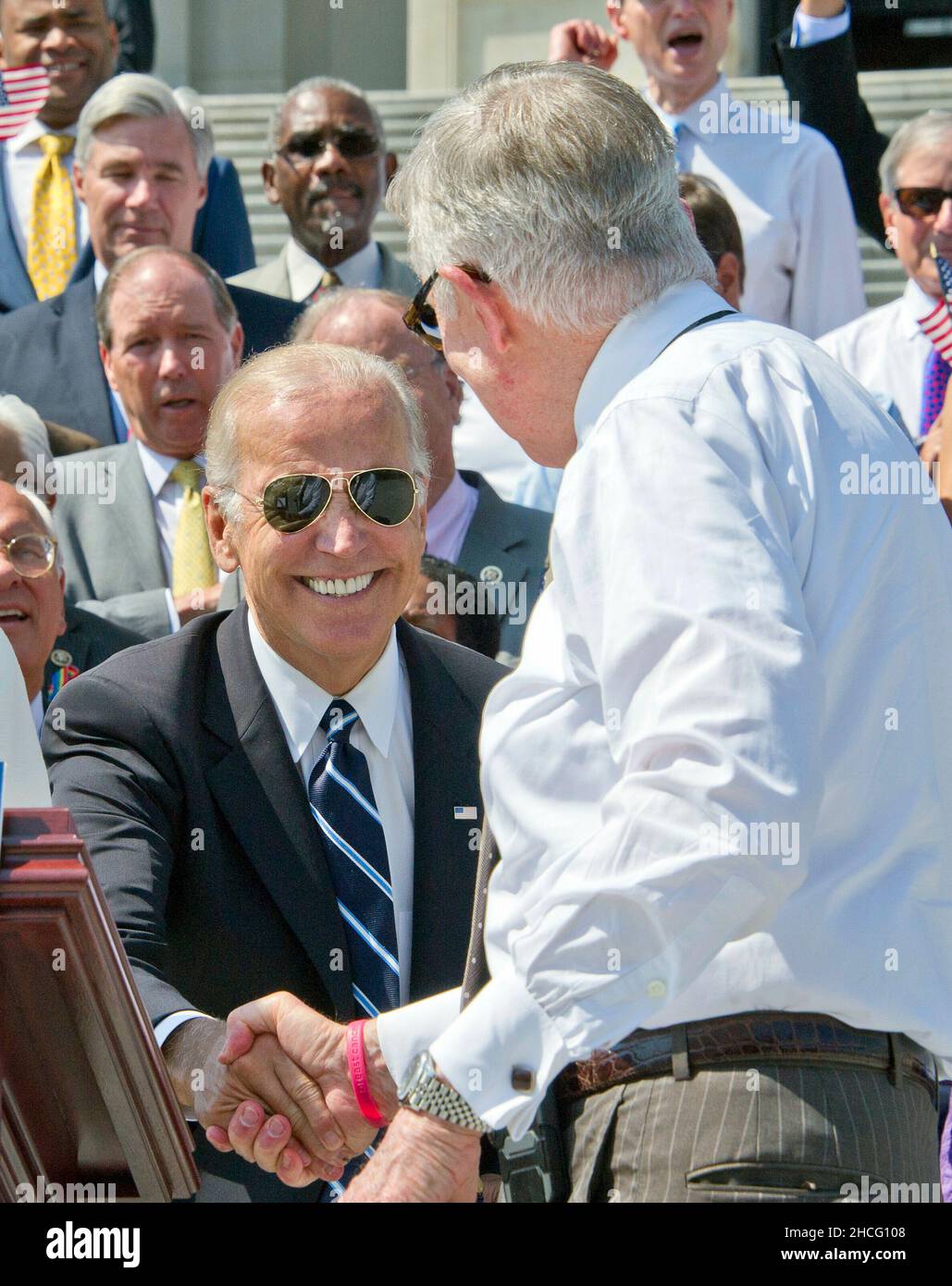 Il Vicepresidente degli Stati Uniti Joe Biden scuote le mani con il Senato degli Stati Uniti leader della minoranza Harry Reid (Democratico del Nevada) come essi si uniscono altri i deputati democratici della Camera dei rappresentanti degli Stati Uniti e il Senato degli Stati Uniti che sono il montaggio su Est passi del Campidoglio degli Stati Uniti per chiamare sulla leadership repubblicana in entrambi gli organi legislativi per la pianificazione di voti sui finanziamenti per la lotta contro il virus di Zika, di vietare ai cittadini sul federal 'n' Fly elenco dall'acquisto di armi e di effettuare audizioni e programmare la votazione sulla conferma del giudice Merrick Garland come associare la giustizia della Corte suprema degli Stati Uniti in Washingt Foto Stock
